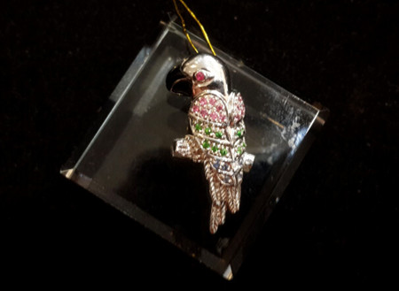 KX4282-QSM_a 18K金镶嵌彩宝鹦鹉挂件 3000 总重5.80g.jpg