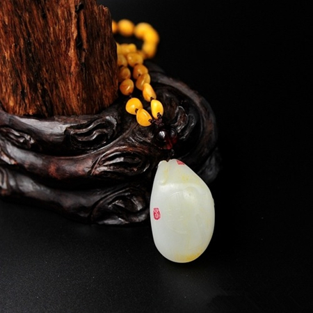 YQ1414-YW_b和田籽玉精雕“辟邪”挂件 20000 吴款.jpg