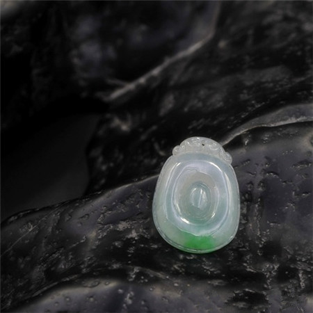 FC1975_a天然翡翠飘绿精雕“平安如意”挂件1500 附证.jpg