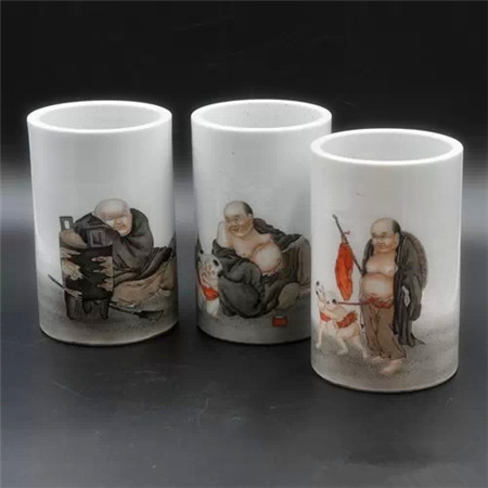 QTA0145 旧瓷布袋和尚、童子弥勒、白眉罗汉笔筒1800 .jpg