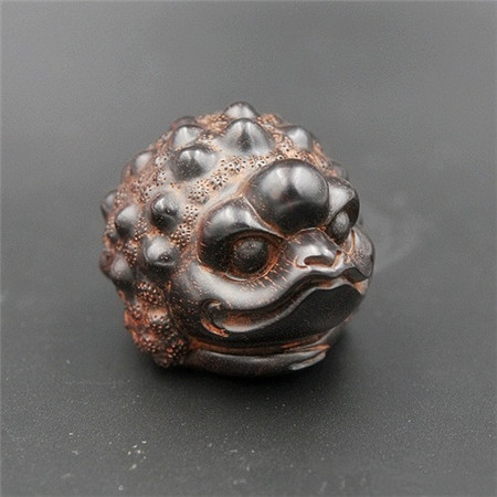 QT3540 小叶紫檀 名家精制 金蟾 手把件 1100.jpg