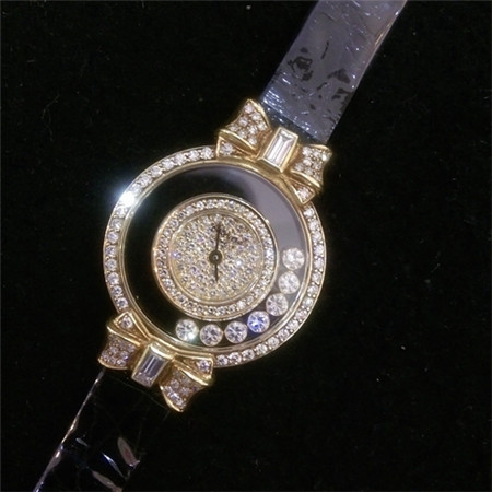 SW2543-CYS 萧邦二针石英女表63000 附说明书连盒 双钻圈蝴蝶结钻耳 18K黄金满天星钻石表面 内有7颗可活动钻石 快乐钻系列 市场参考价193000.jpg