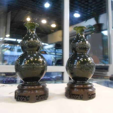 YQ1766_b和田青玉 苏工精雕 葫芦瓶10000 附盒附底座.jpg