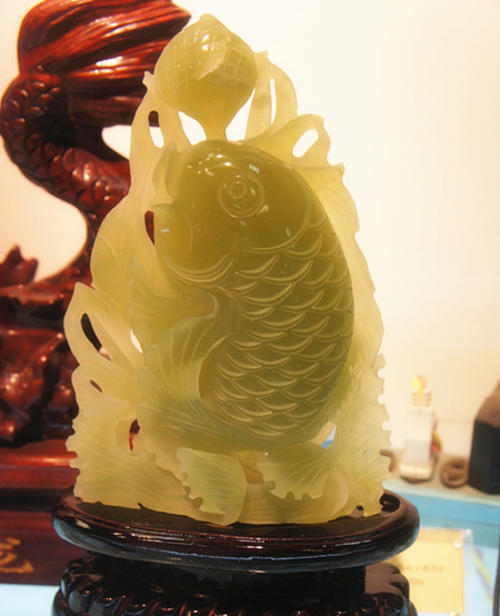 YQ1200_a天然岫玉精雕“年年有鱼”摆件1800.jpg